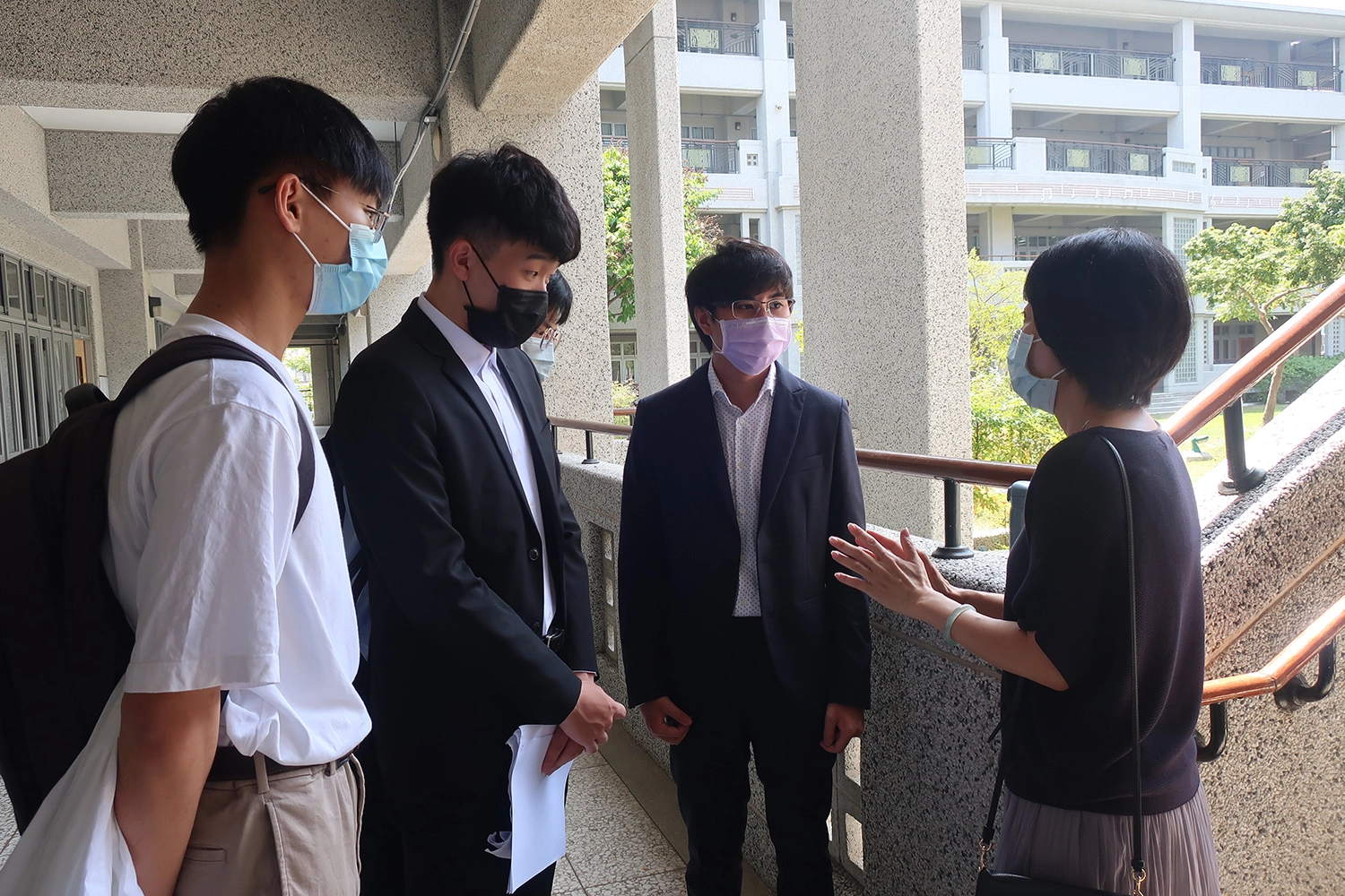 師長提醒學生如何在強化自己的專業能力，期許學生能順利進入理想的校系。圖王品方
