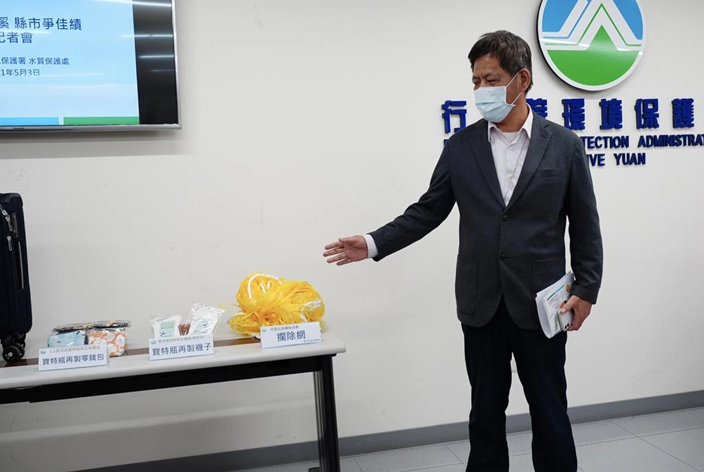 水保處顏旭明處長介紹欄除網等設備。
