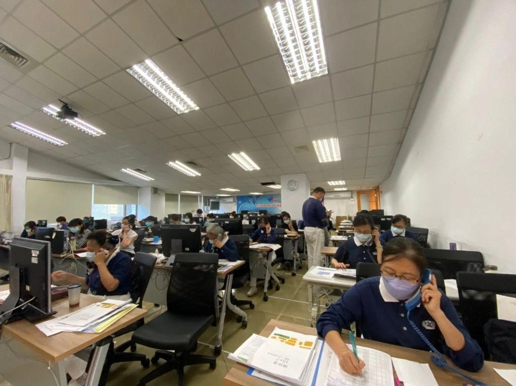 清明節過後，新北市每天的確診數字呈跳躍式增加，讓衛生局第一線的防疫人員，每天接聽1922防疫專線忙到人仰馬翻。慈濟志工受邀協助接聽民眾的諮詢電話。