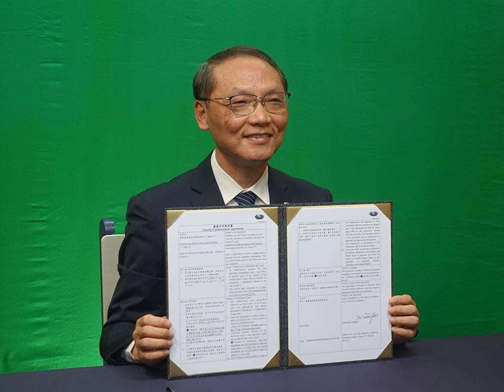 慈濟與波蘭婦女基金會5月4日簽訂慈善合作契約書，慈濟慈善事業基金會顏博文代表慈濟簽署。