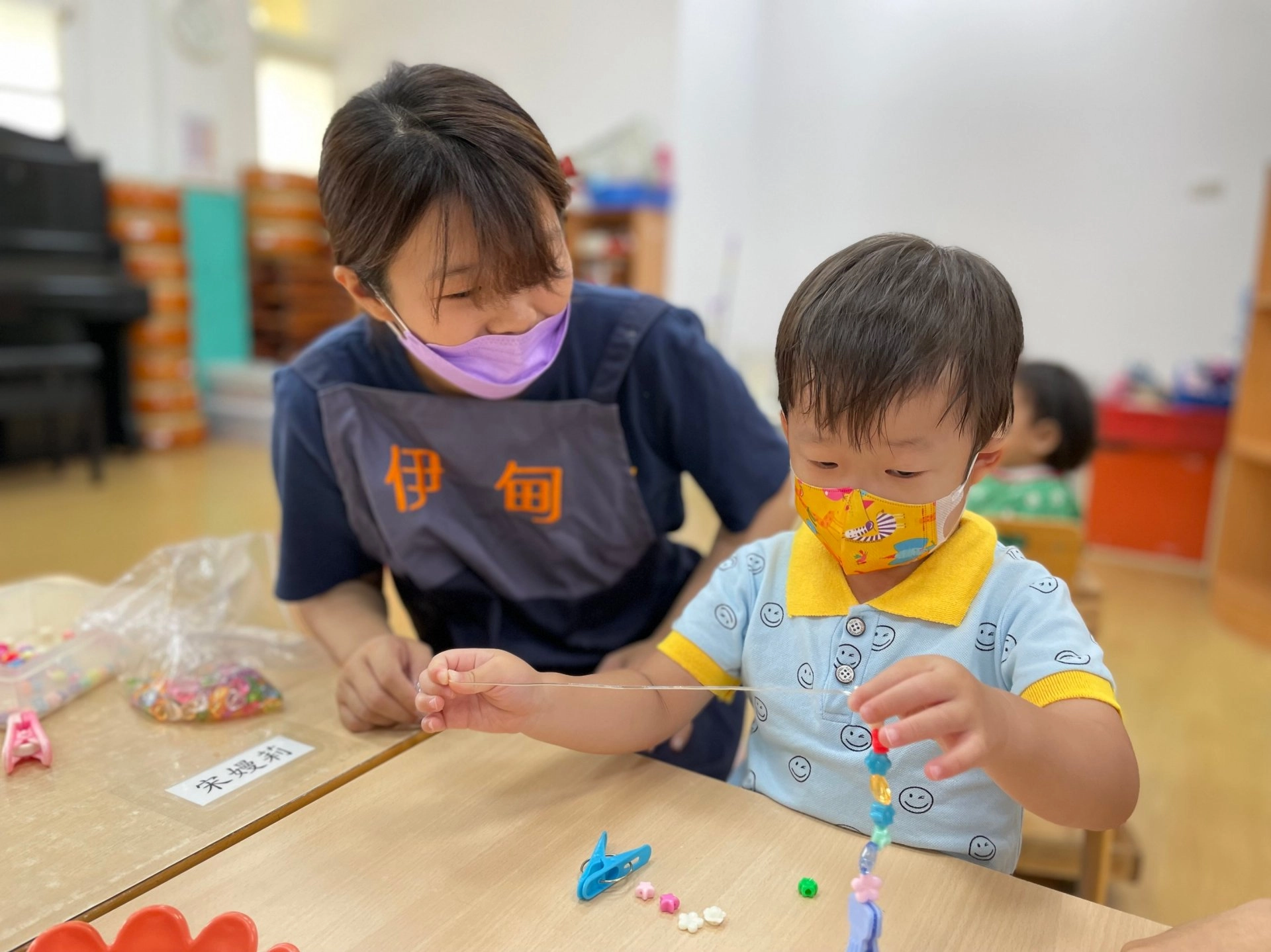 慢飛天使小理手做母親節項鍊要送給媽媽