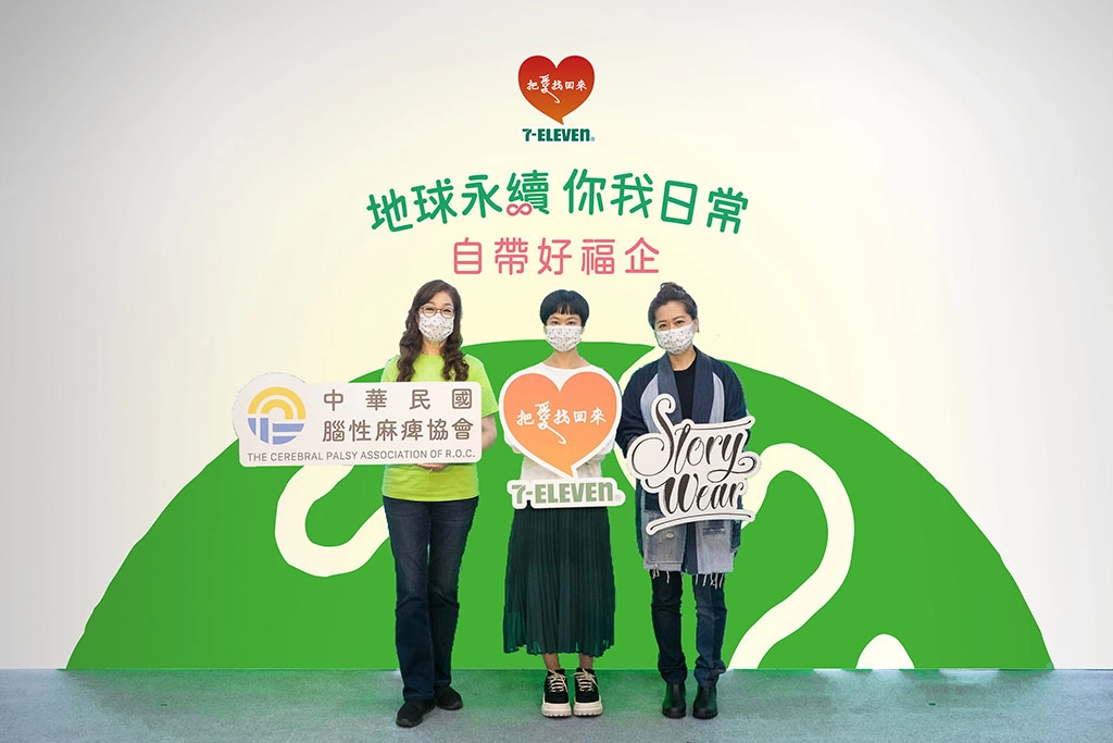 啟動儀式(左起 中華民國腦性麻痺協會卓碧金理事長、統一超商公共事業部李至和部長、Story Wear 七棵橡樹國際有限公司陳冠百創辦人)