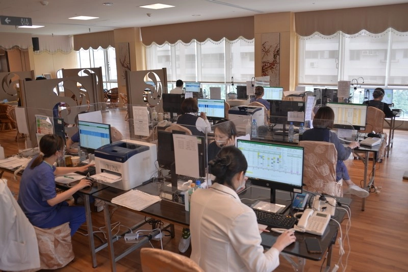 加強型集中檢疫所設有Call Center，進行居家照護計畫的關懷與資料確認。