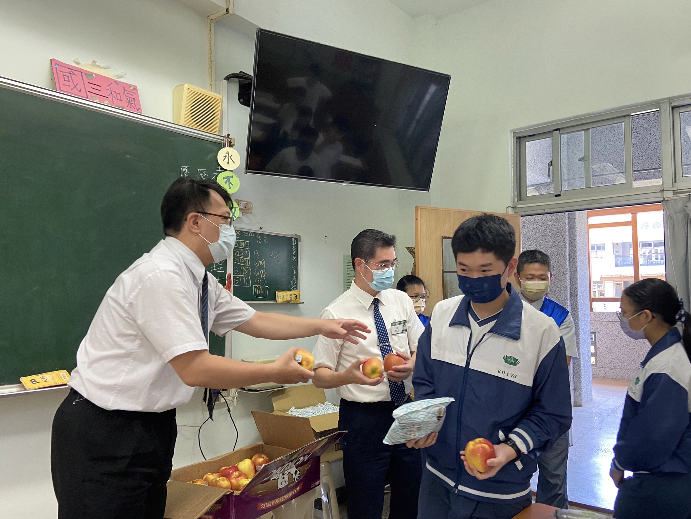 校長及家長會致贈蘋果和成功洋芋片，為正在準備會考的同學加油打氣。