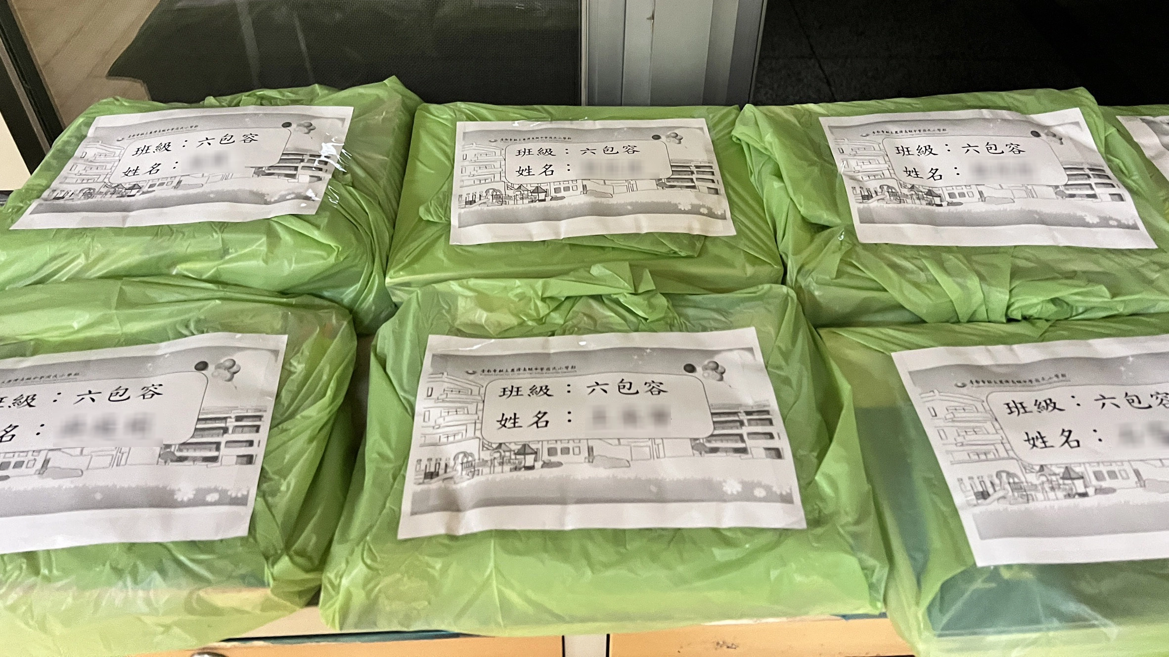 臨時的停課通知，讓在校師長時常需協助打包同學的教材，以提升同學在家學習效益。