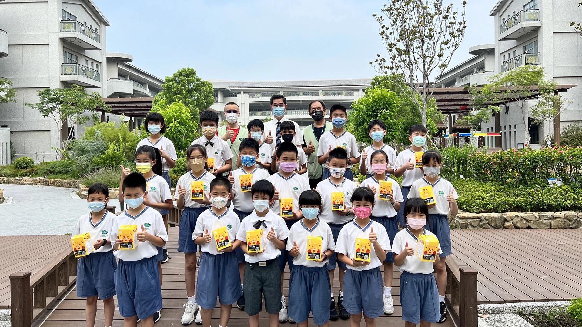 小學部疫苗開打前，家長會為小學部同學準備可愛的維他命C保健食品。