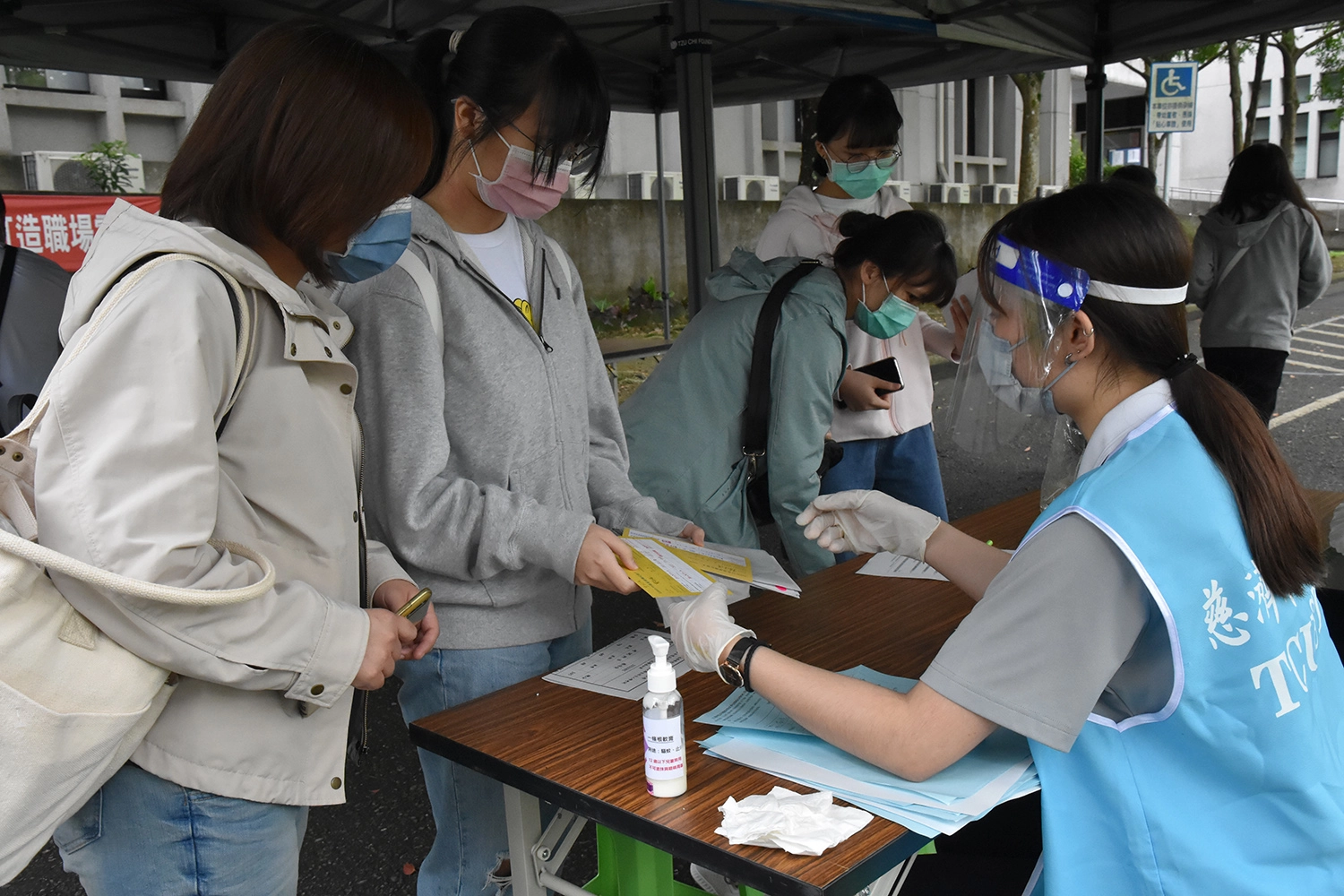 家長須出示小黃卡及填寫健康調查表，確認至少已打過兩劑疫苗。