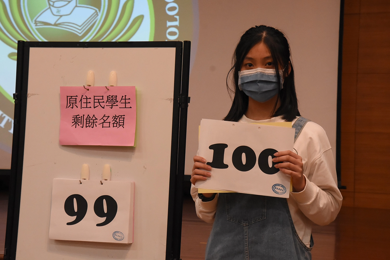 原住民專班撕榜第一名的王韻如（阿美族）表示，未來也會繼續認真課業，爭取績優獎學金。