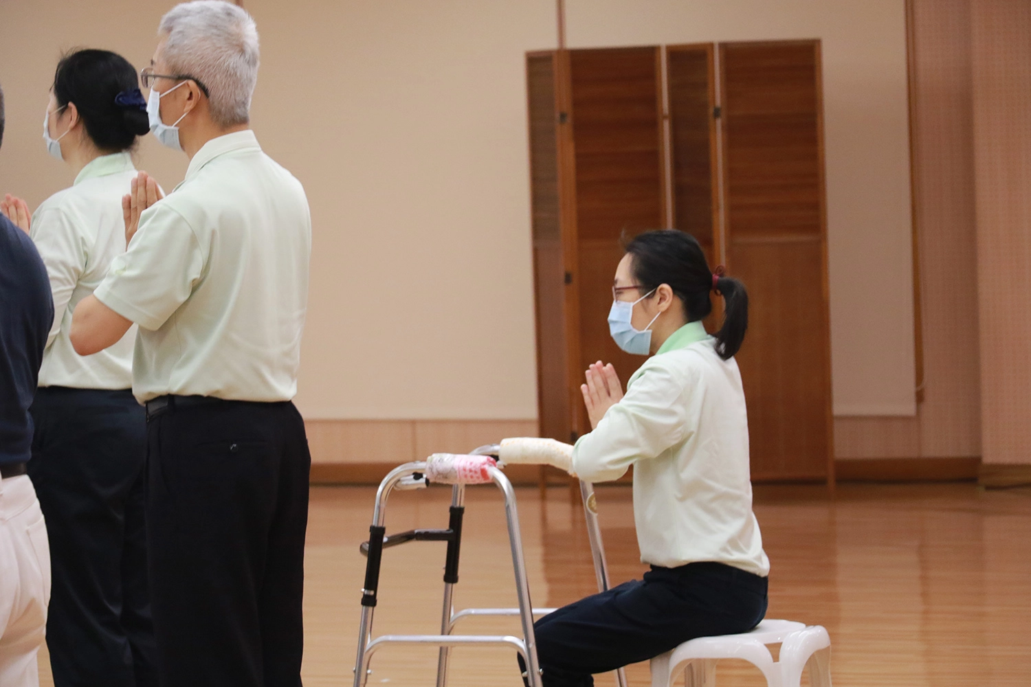 醫事室同仁黃雅珮雖然行動不便仍把握殊勝因緣參加浴佛。（賴廷翰攝）