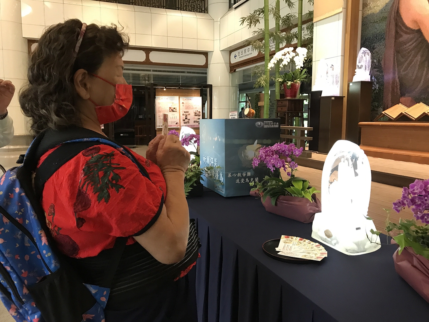 曹女士身體欠安，聽說臺中慈院有浴佛一早就搭公車前來祈請佛菩薩保佑。（黃培芳攝）