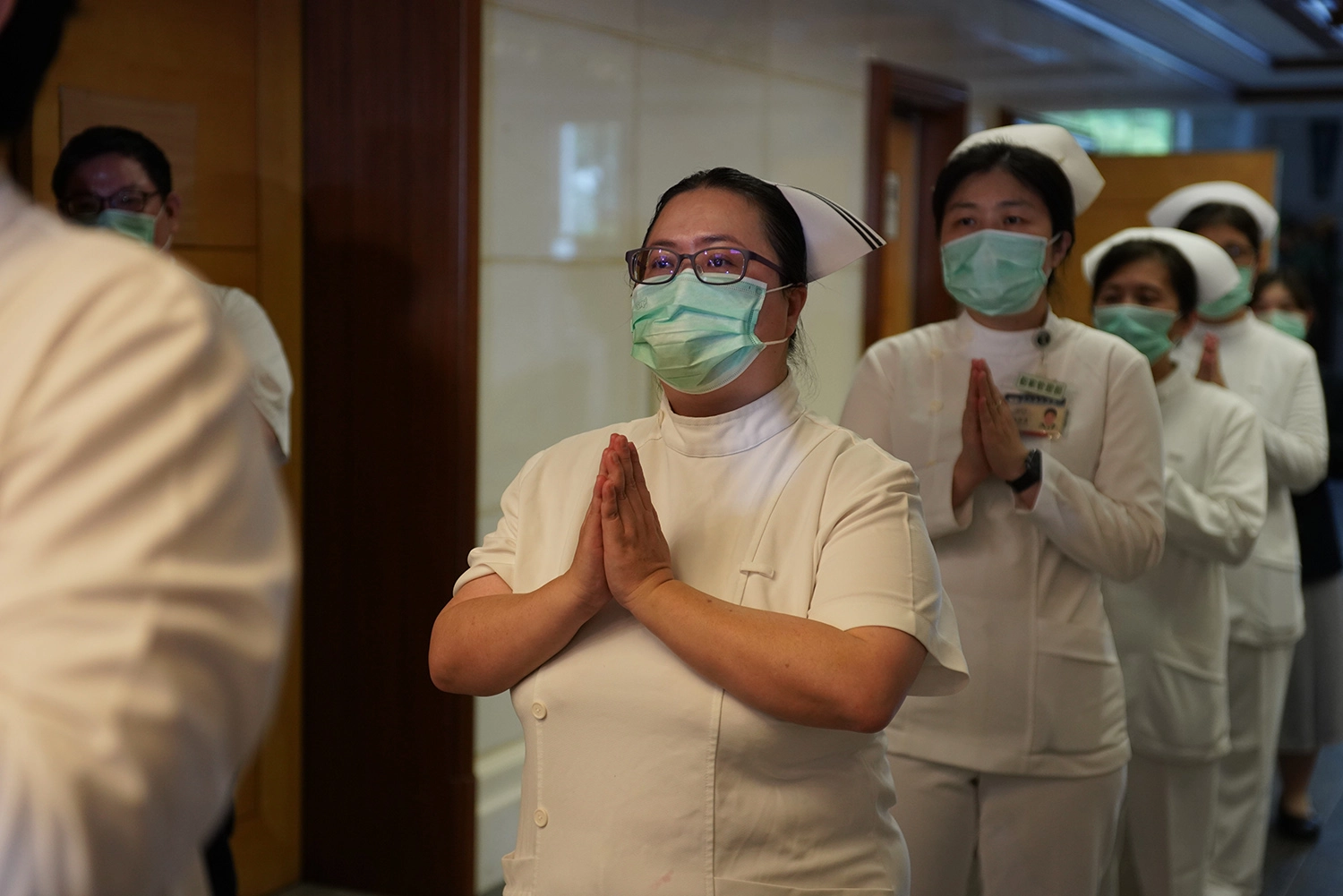 花慈重症專責加護病房督導李彥錚說，自己也曾遭遇居家隔離，參與讓身心靈平靜的浴佛典禮，算是給自己一個體會與大禮物，但也祈求疫情趕快消弭，大家回歸不用戴口罩的自由生活。
