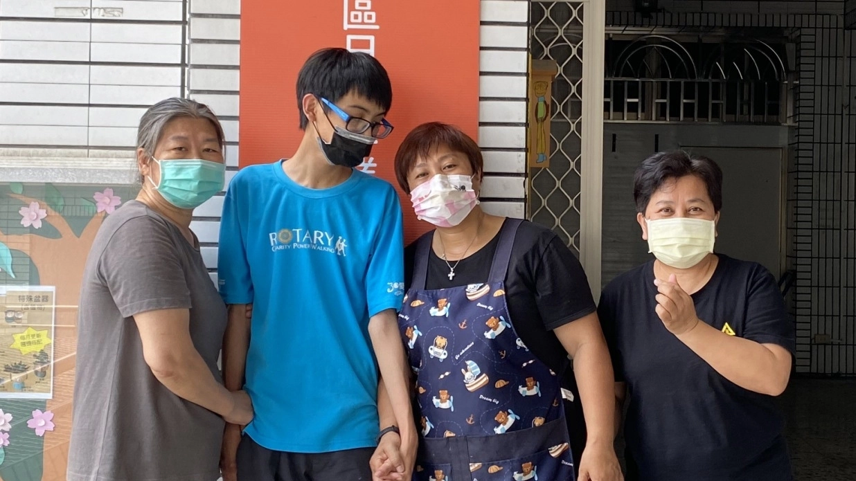 小睿的三位媽媽教保員高英台(左1) 教保員顏翠汶(右2)及社工李錦蓮(右1)