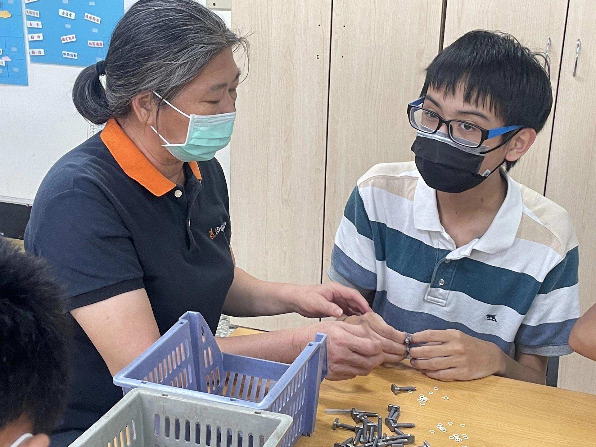 伊甸教保員高英台陪伴小睿學習代工
