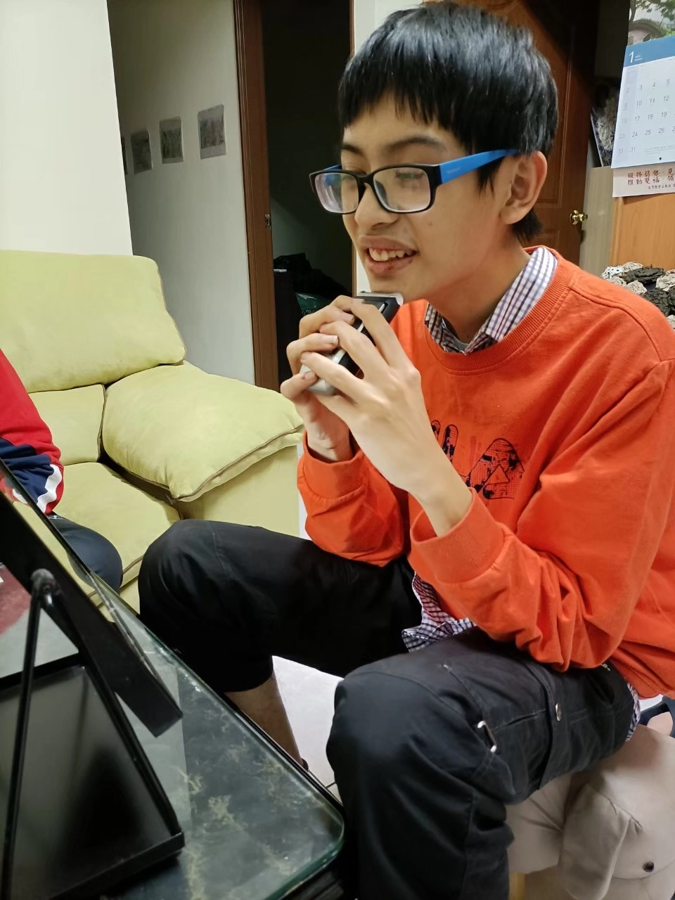 小睿已經學會自己刮鬍子