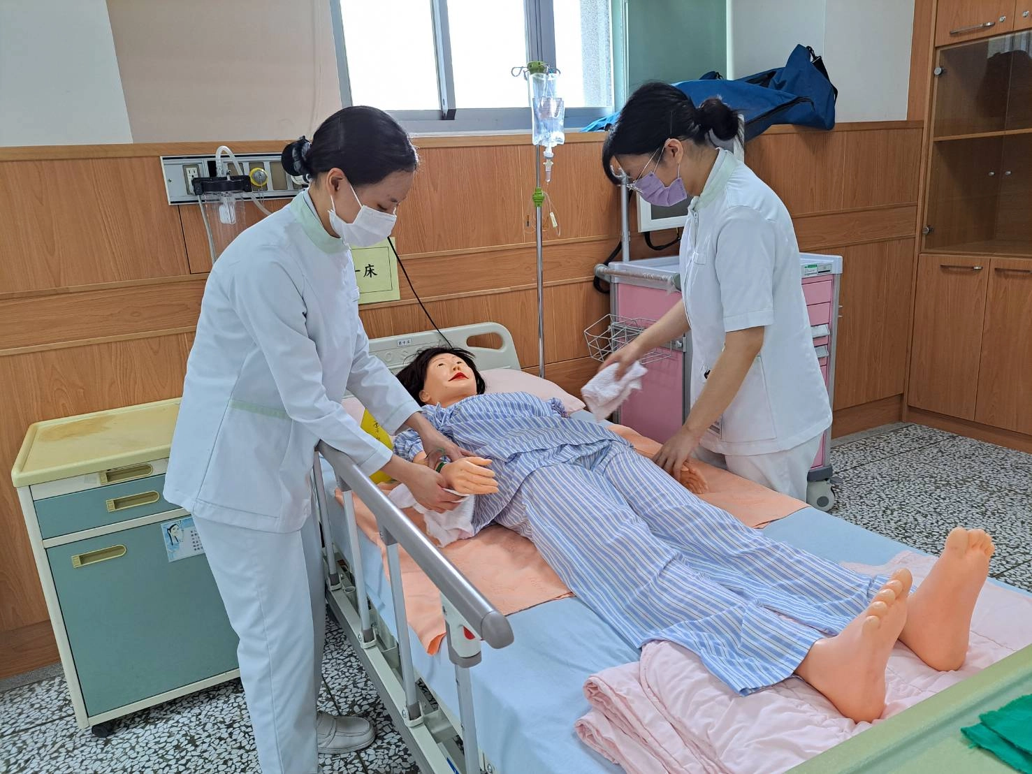 學生使用漂白水擦拭假病人。