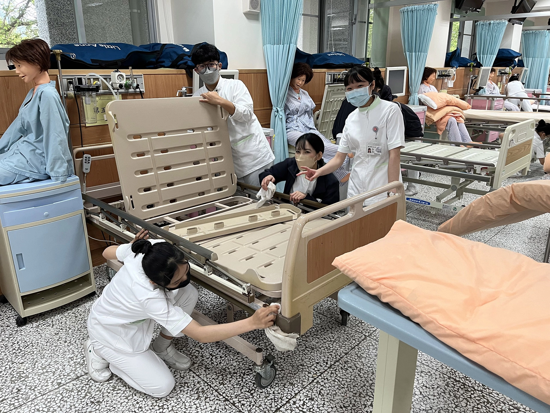 學生使用漂白水擦拭實驗室病床。