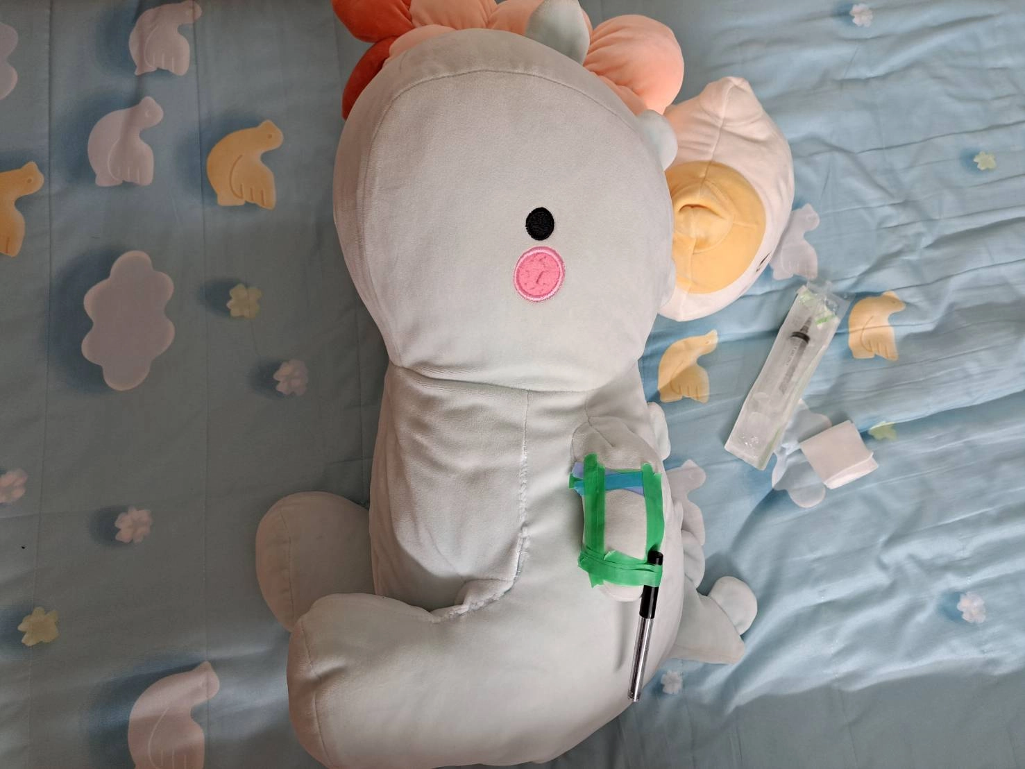 學生使用玩偶做為練習對象，練習打針。