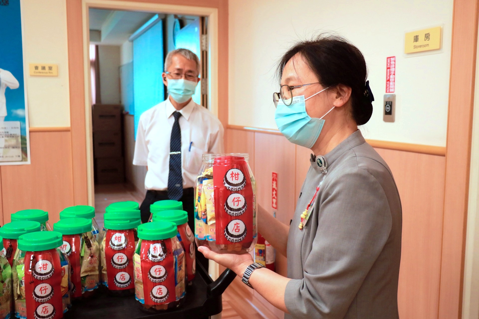 人文組知道護理同仁忙於疫情，經常無法準時用餐，特別準備「柑仔店」點心桶。