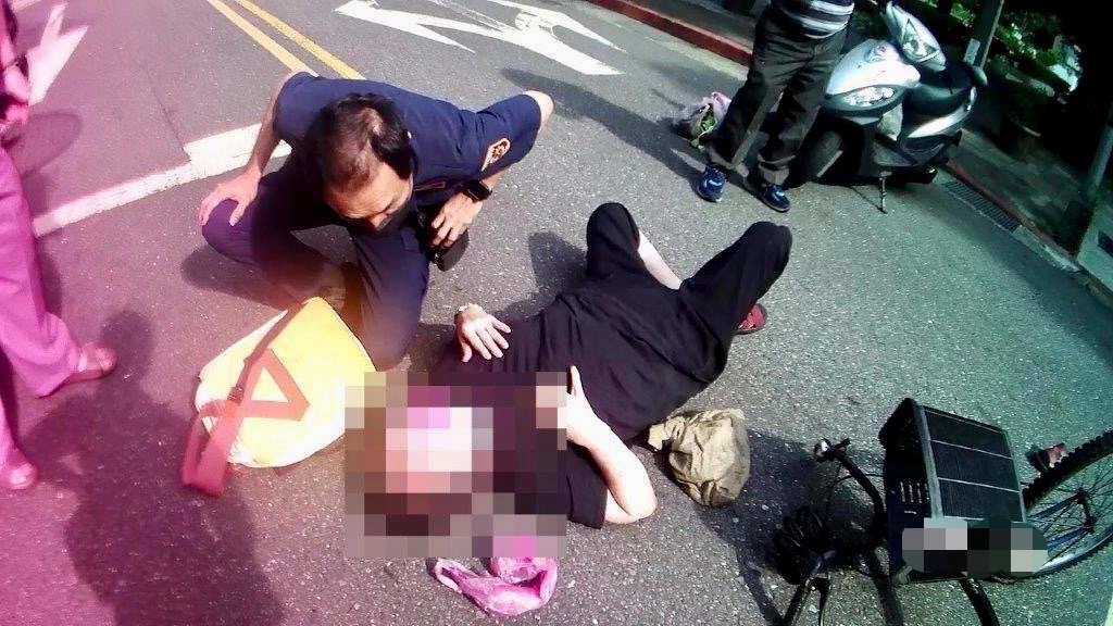 8旬老嫗車禍，保大警運用「視訊119APP」即時救援。