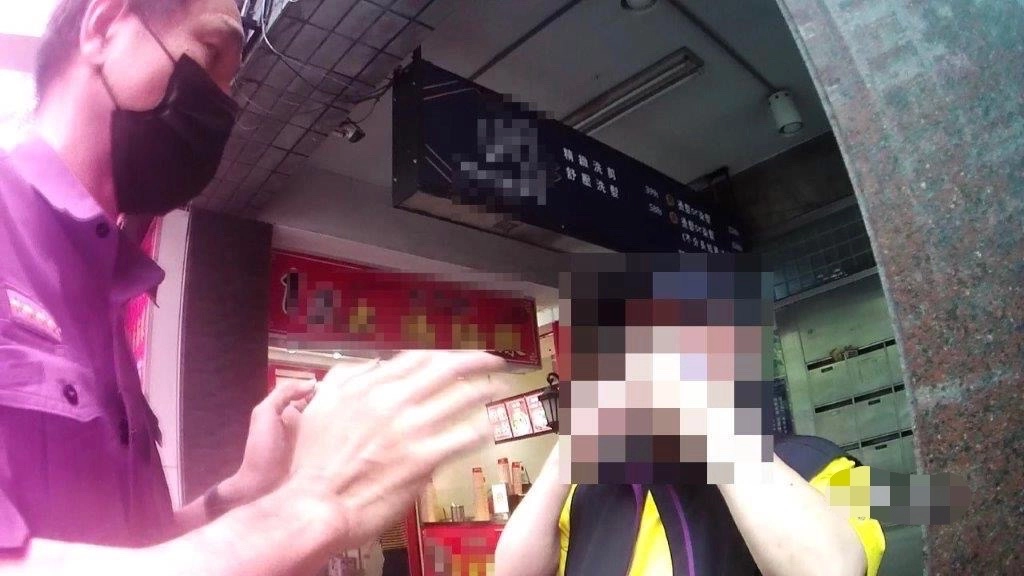 保大警透過老鄰居協助，以電話連繫其女兒返家處理其母親車禍送醫事宜。