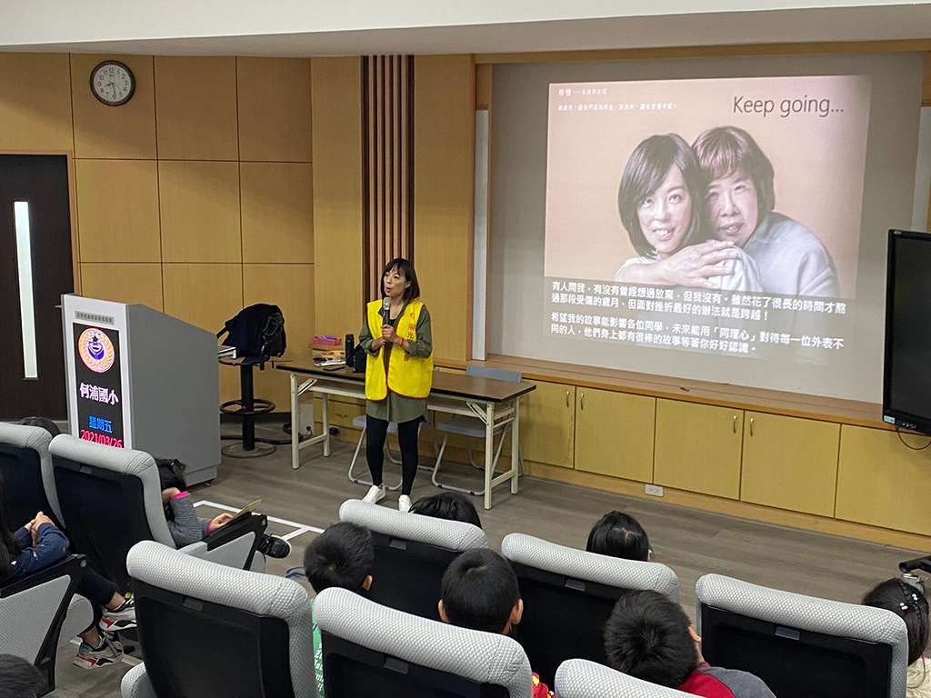 陽光傷友淑妍與陽光一同前進校園推動臉部平權。