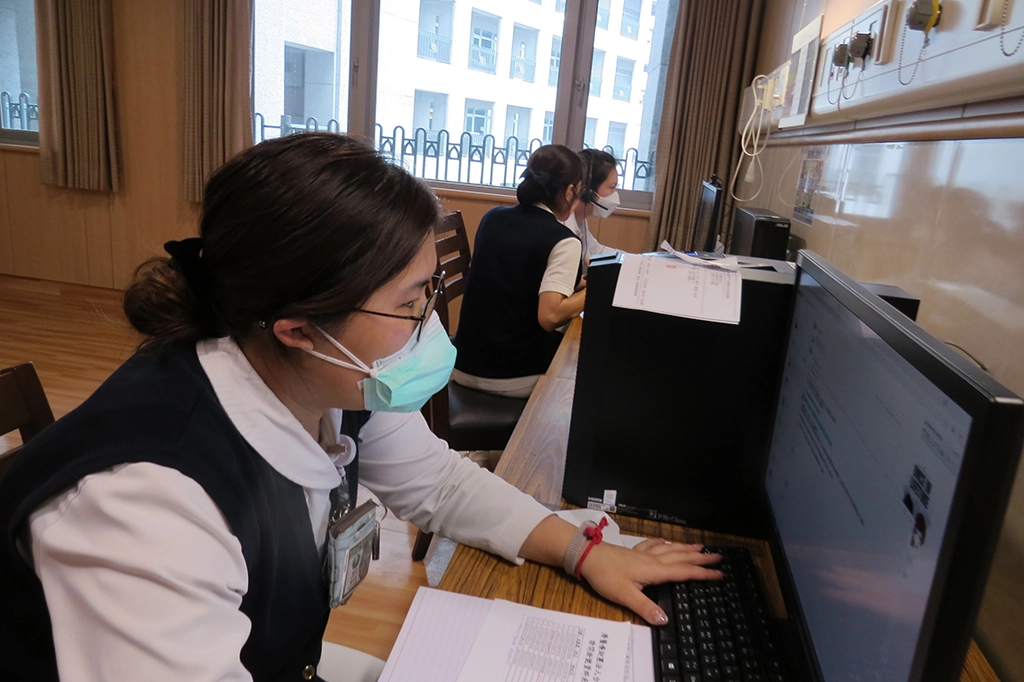 「快篩陽性視訊門診」跟診護理同仁協助確認掛號者身份並叫號。