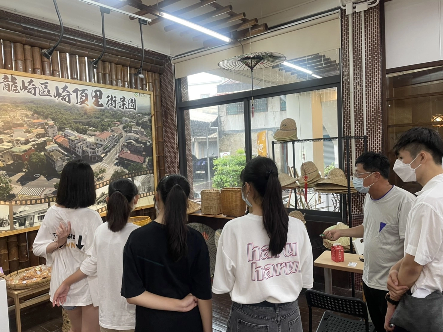 盧彥博（現今崎聚市集負責人）先生說明崎聚誕生的經過與龍崎區的歷史。
