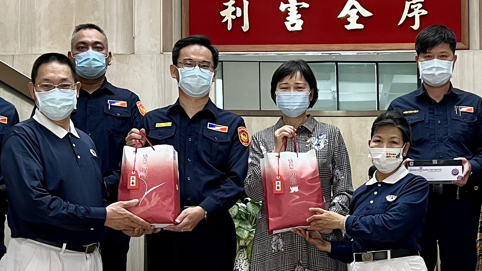 慈濟於4月11日疫情即將爆發之際，便提前造訪保安大隊捐贈50劑快篩試劑及防疫關懷包備用。