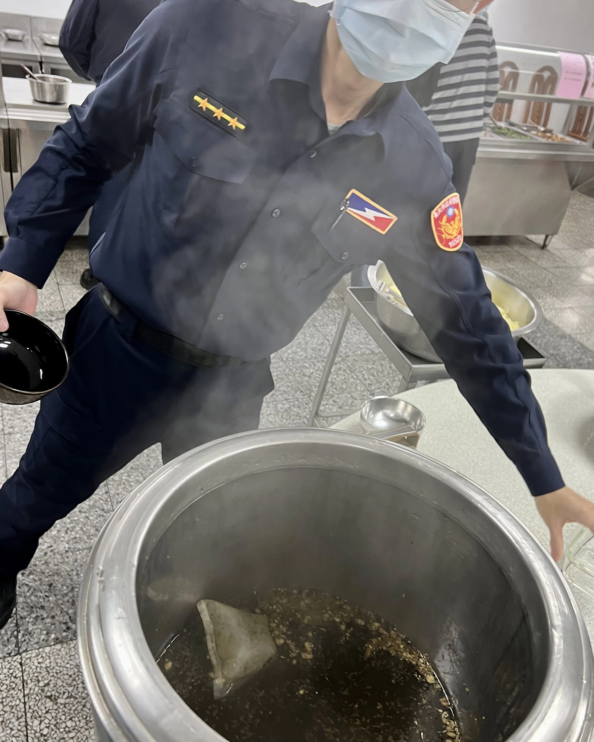 慈濟捐贈淨斯本草飲煮沸後裝在保溫桶當作防疫茶，用奉茶的方式提供給保大員警自行取用，以增強員警免疫力及抵抗力。