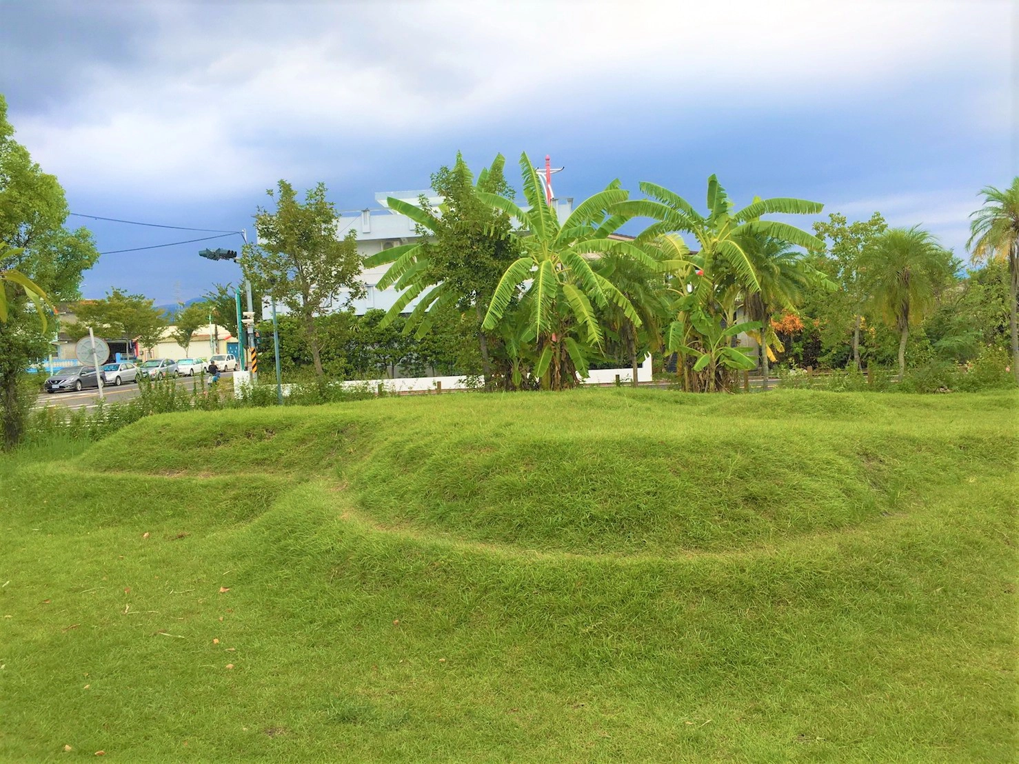 宜蘭縣清溝非營利幼兒園仿宜蘭地貌小山丘。
