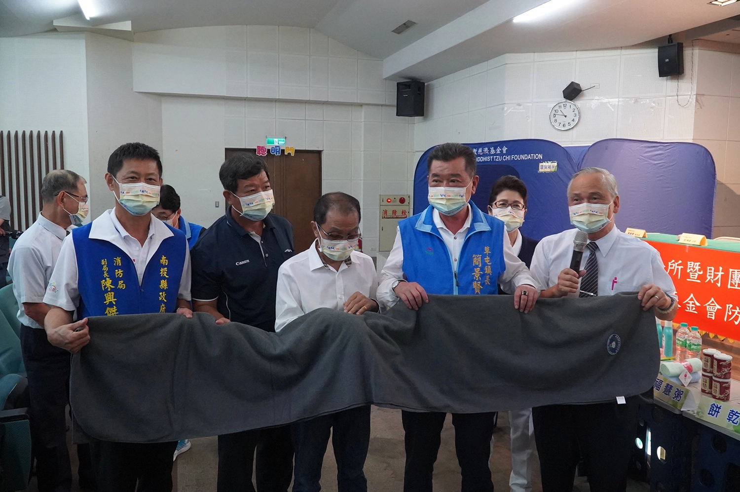 慈濟與南投縣草屯鎮公所於5月18日簽署防災合作備忘錄，慈濟志工介紹各項救災物資。(圖為慈濟基金會提供)