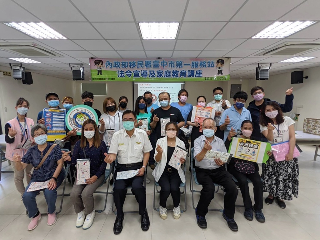 移民署臺中市第一服務站家庭教育課程活動全員合照。