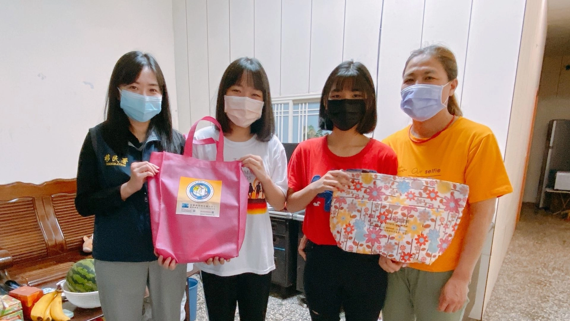 移民署宜蘭縣服務站站主任簡玉屏獻上粽子提前祝福伶巧同學及其家人端午佳節愉快。