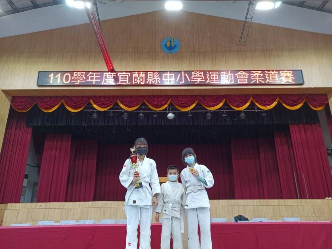 鄭伶巧同學(左邊第1位)獲頒110學年度宜蘭縣中小學運動會柔道賽冠軍獎盃。