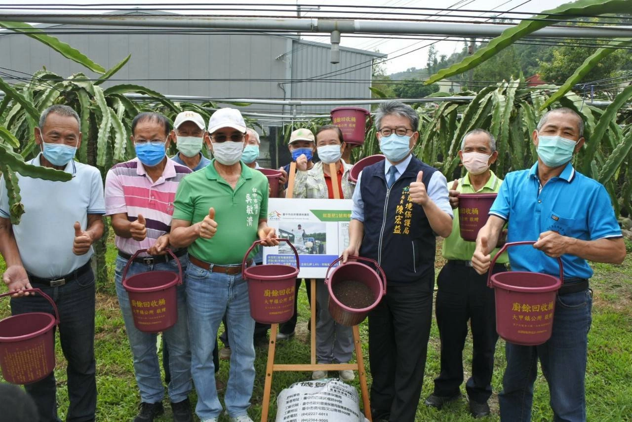 23日由環保局長陳宏益率隊，由市議員吳敏濟牽成，拜訪火龍果神農獎得主外埔產銷班長范振清等人