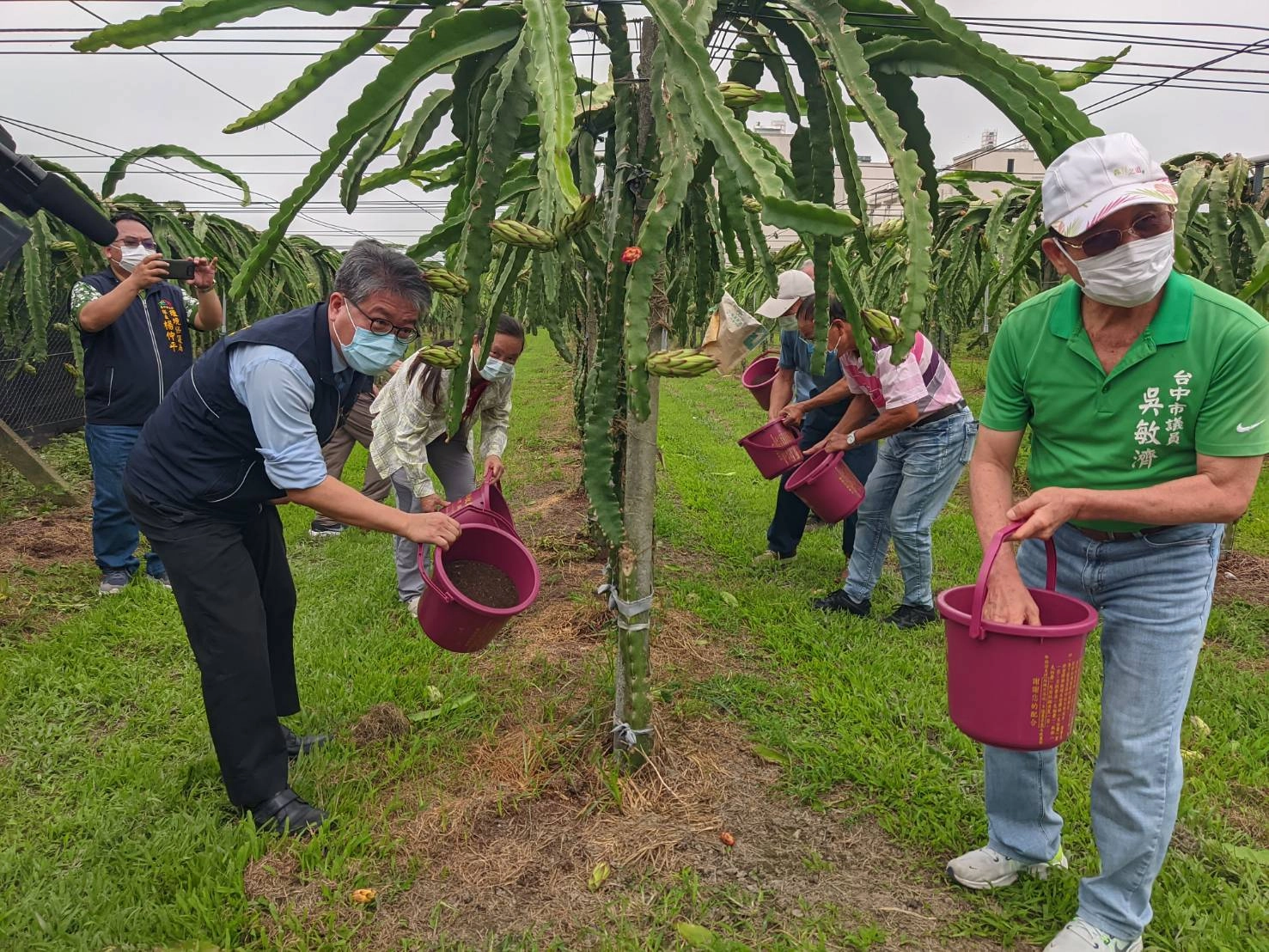 陳局長與吳議員一同為植物施肥