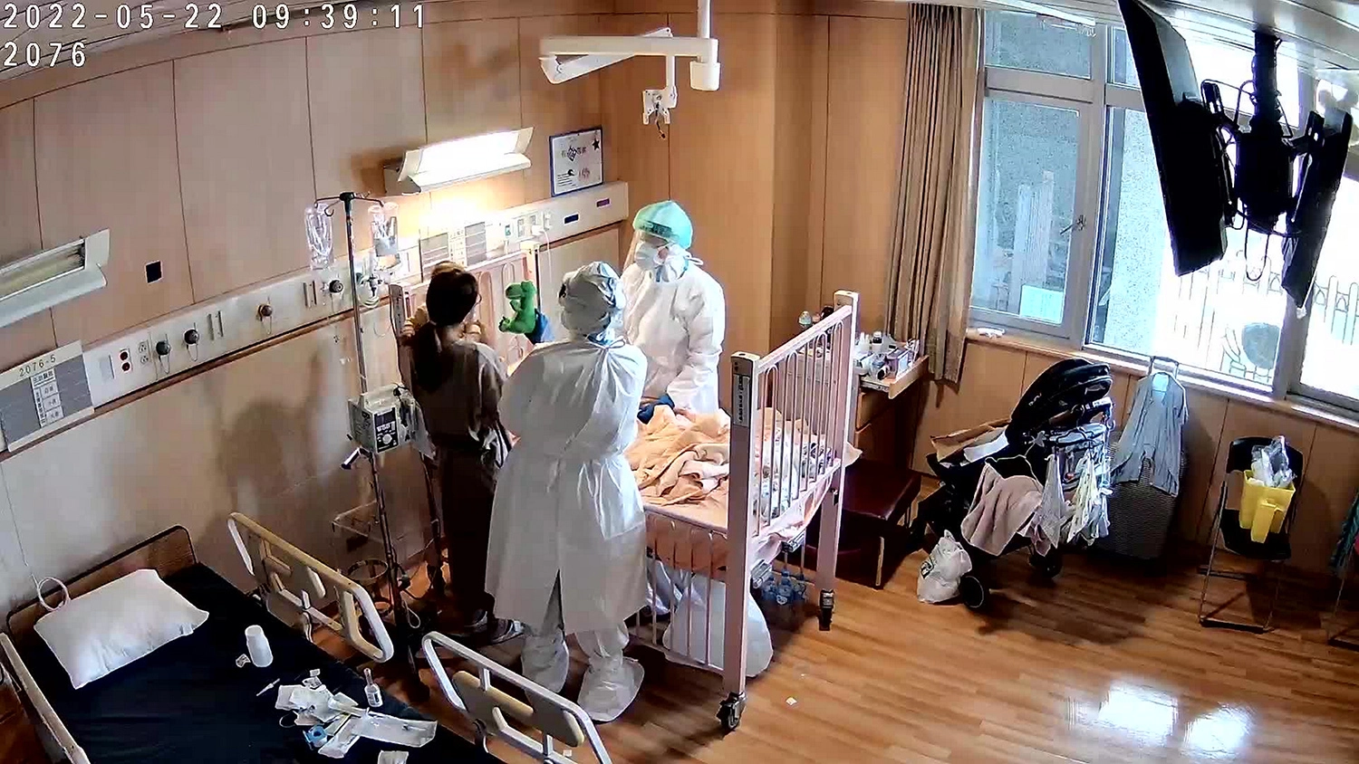 男嬰母子在臺中慈濟醫院專責病房得到完善照顧，四天後平安出院。