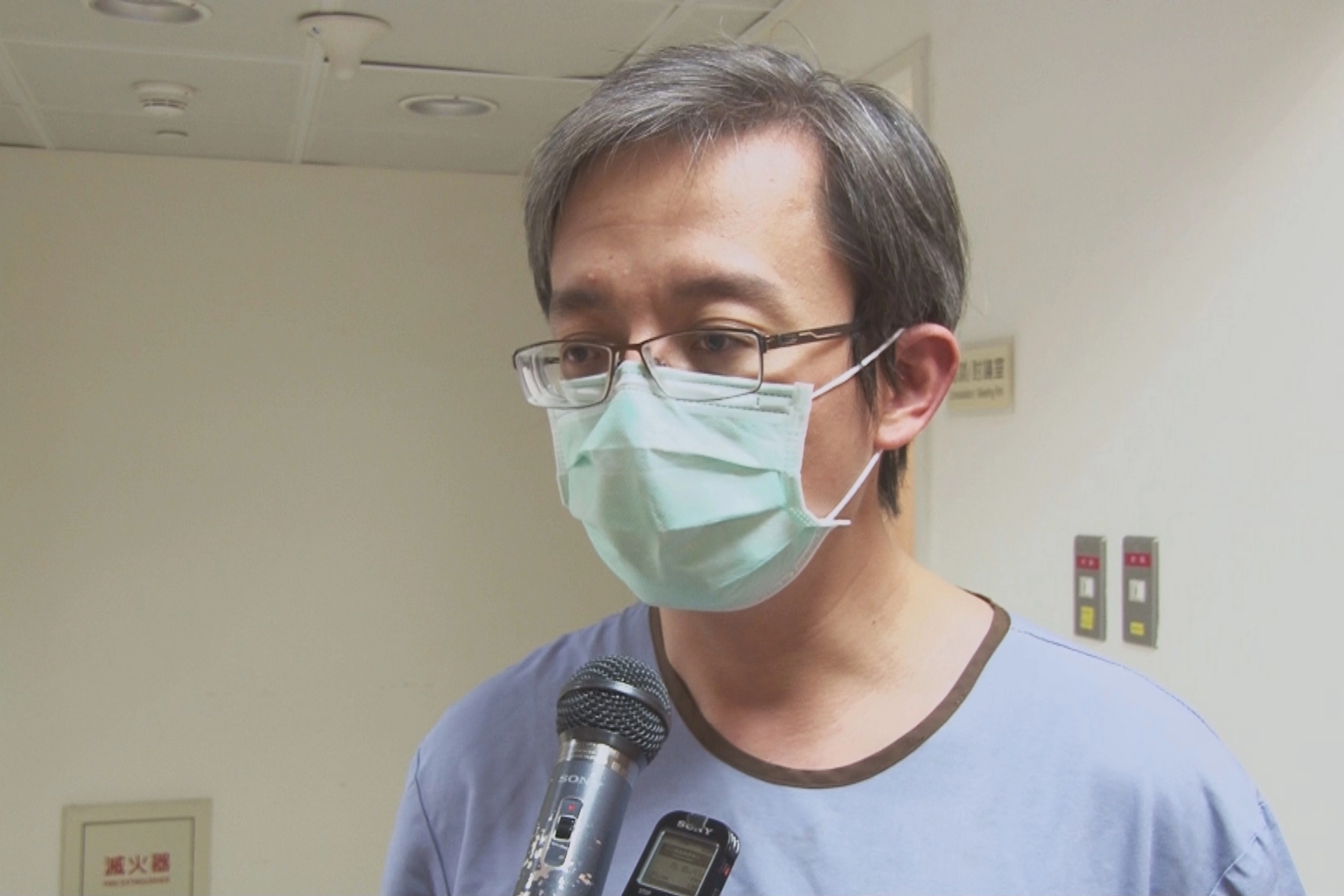 臺中慈濟醫院小兒感染醫師黃禹銘說明男嬰收治住院情形。