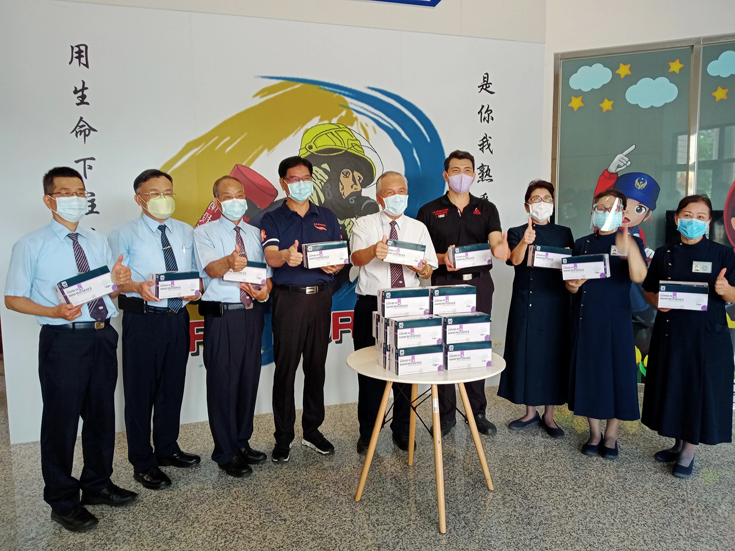 南投慈濟志工5月25日致贈南投消防局快篩試劑。(圖為慈濟基金會提供)