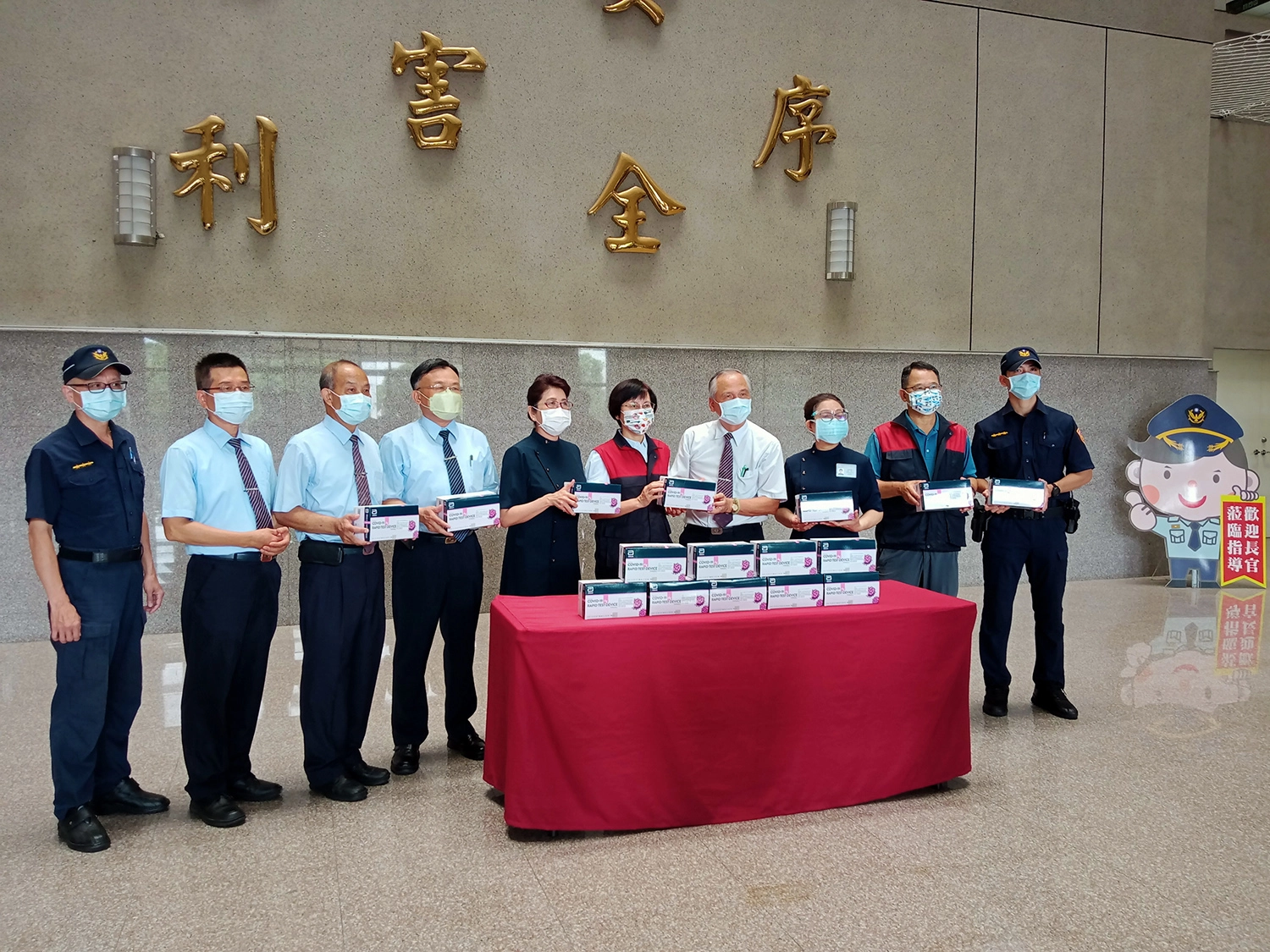 南投慈濟志工5月25日致贈快篩試劑400劑給南投警察局。(圖為慈濟基金會提供)