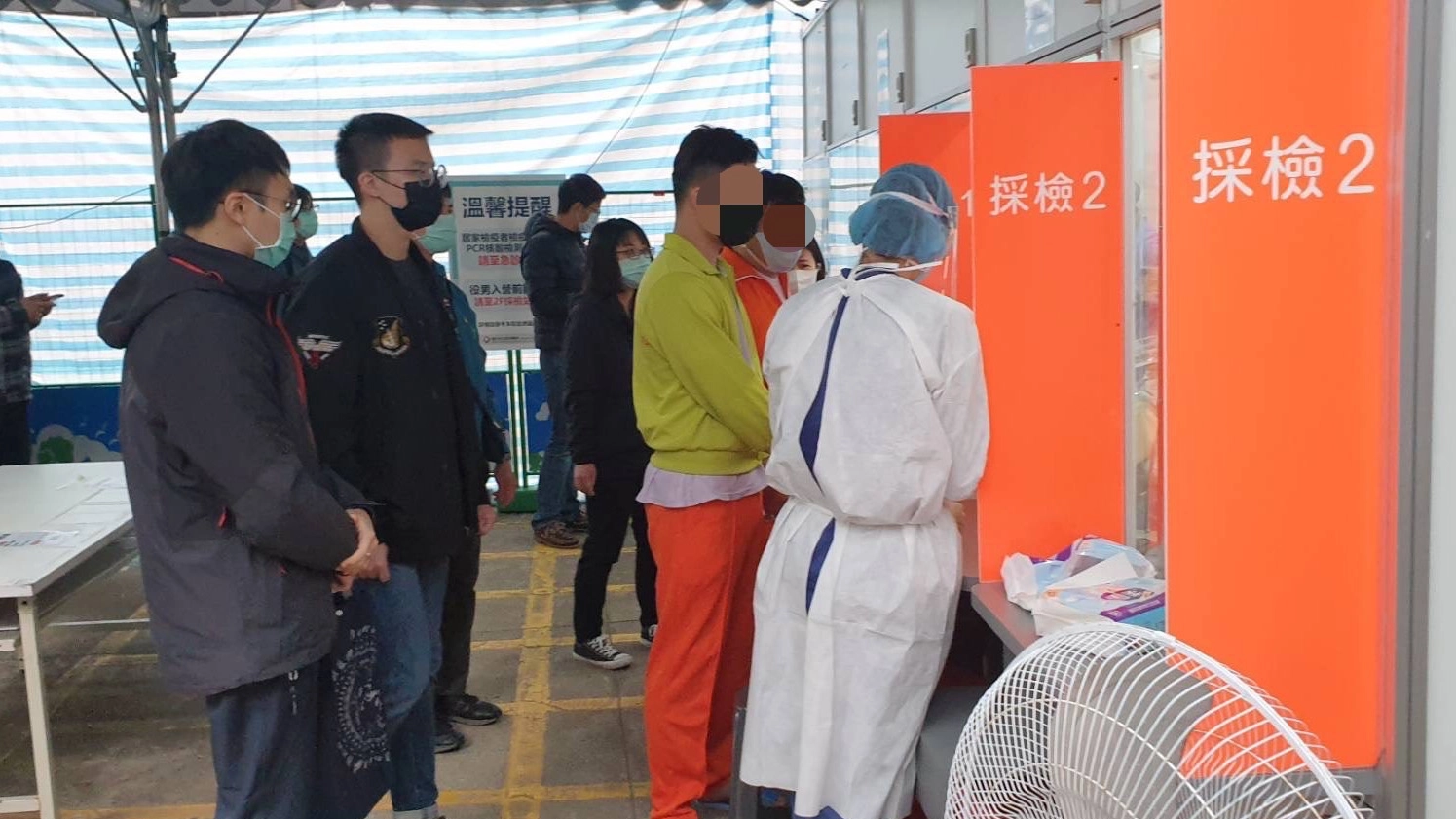 移民官協助外來人口至社區篩檢站進行PCR採檢