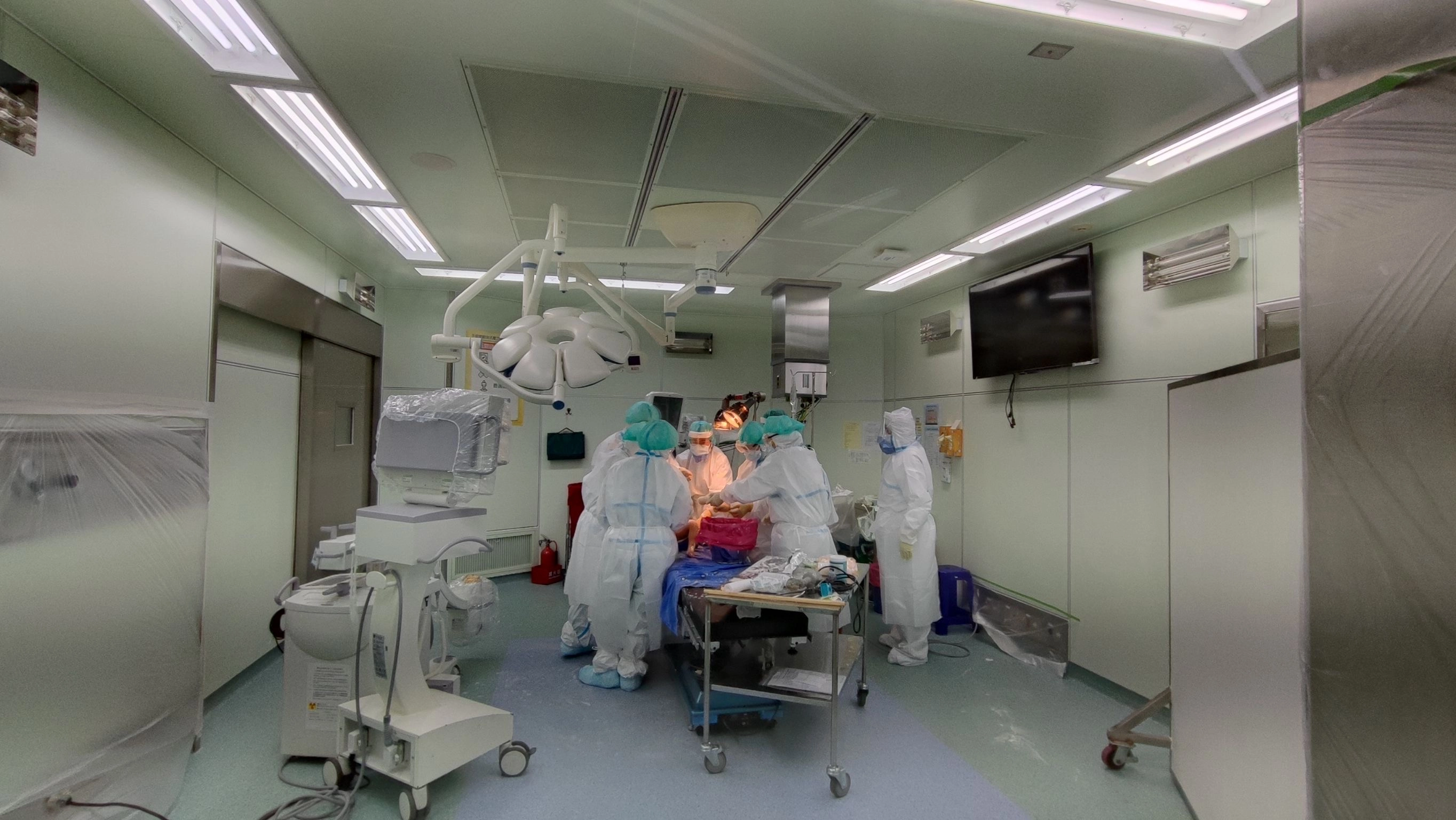 姚定國主任與手術團隊，為大腿骨折的兩歲男童進行手術及包石膏。