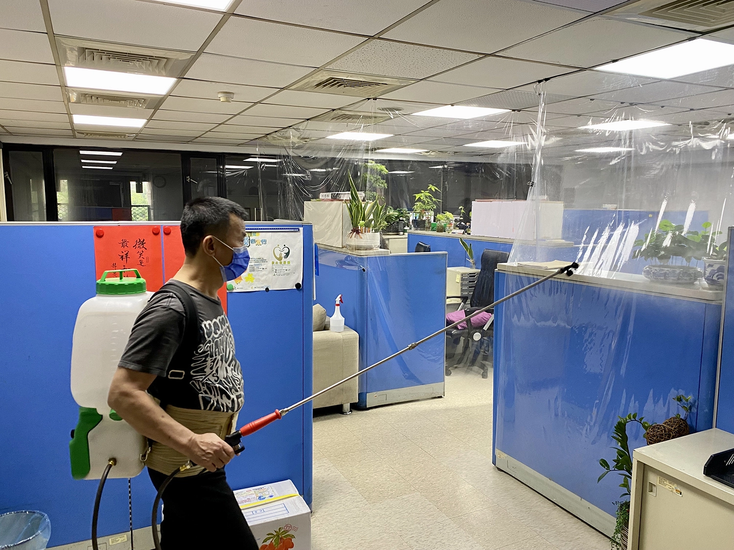 臺北市保安警察大隊每日在各樓層辦公室及公共場所，進行環境噴灑清消工作。