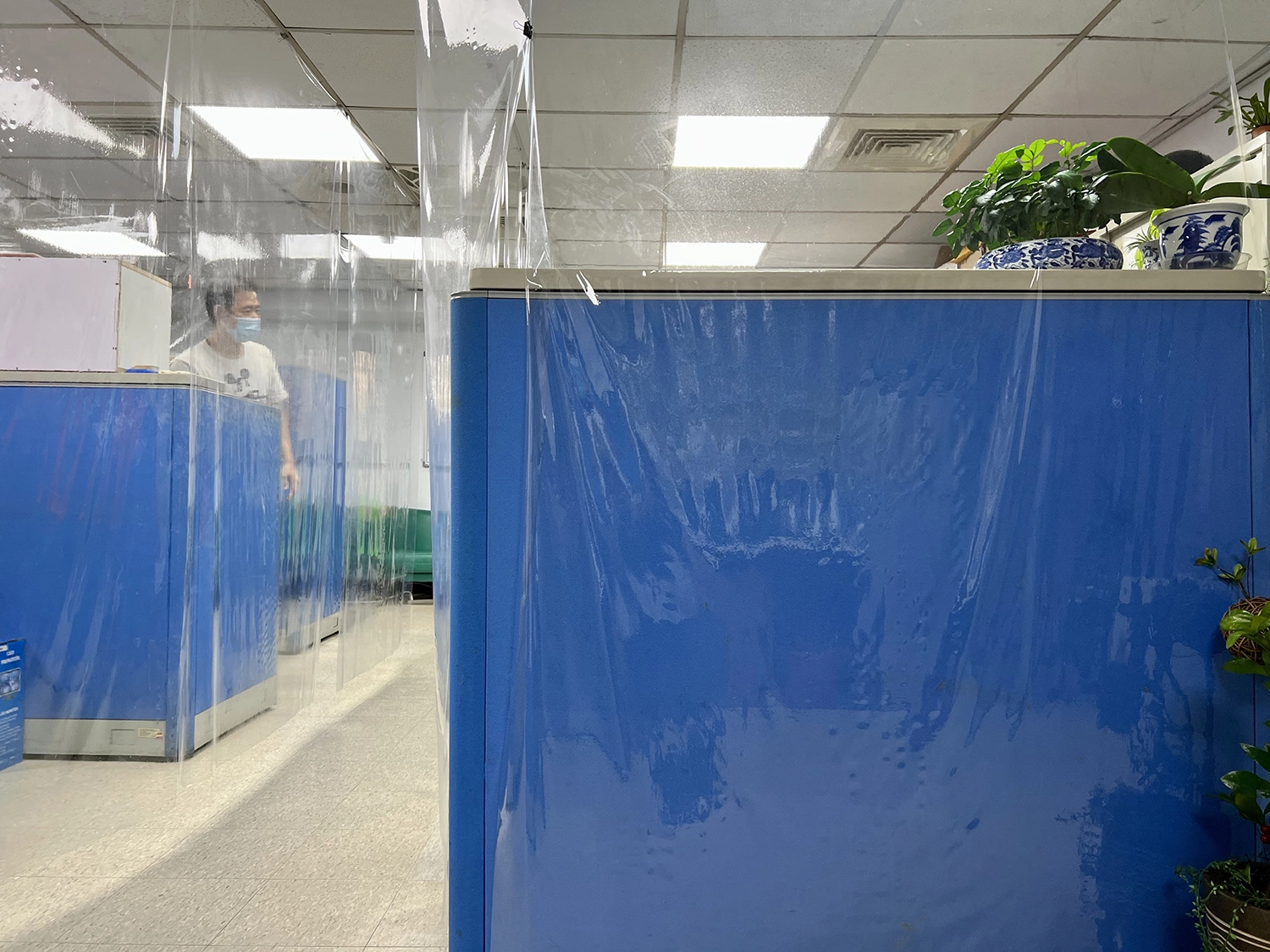 保大警DIY在每個辦公桌的活動場域加裝「透明門簾隔間」獨立區隔，一人一位一把罩，以達到近零接觸。