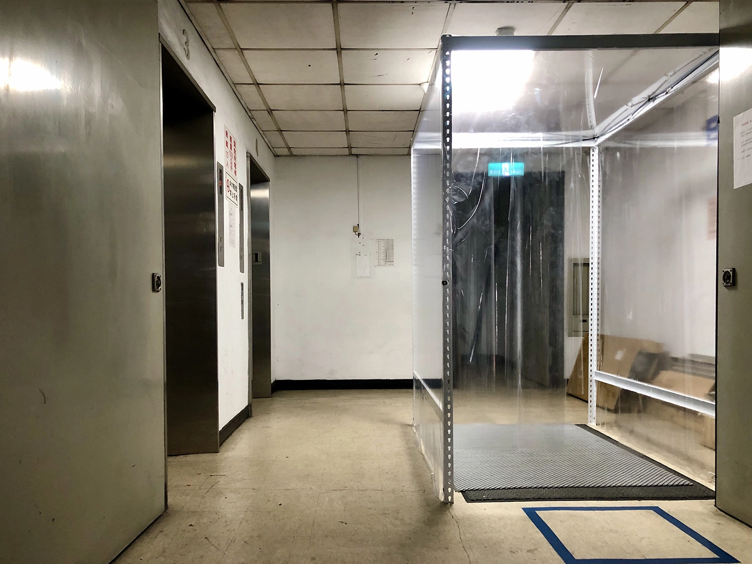 保大警DIY停車場增設「防疫滅菌通道」，讓執勤員警進出停車場時，能就近全身消毒滅菌阻斷感染源。(西側電梯口)