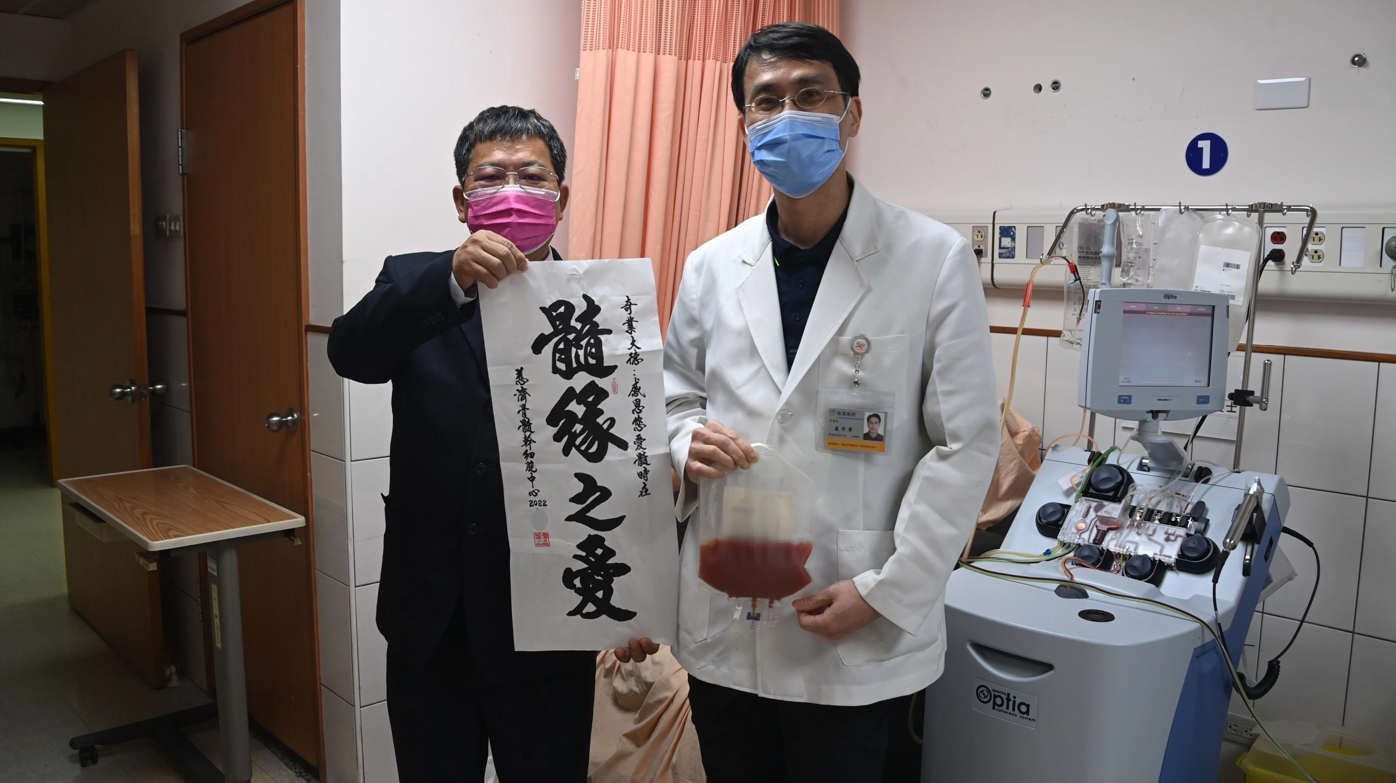 「我是醫師，我支持造血幹細胞捐贈。」自行開業的牙醫師盧奇業特地帶來白袍穿上捐贈，希望抛磚引玉，讓更多人加入捐髓救人的行列。攝影:鄭啟聰。
