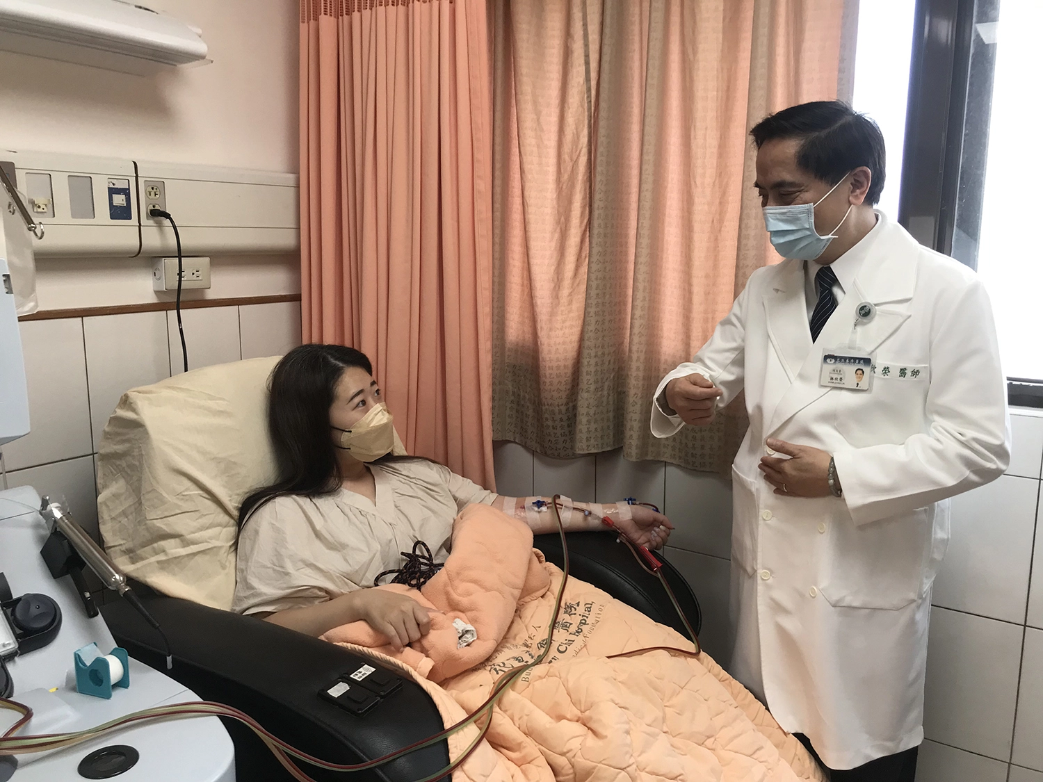 主修法國號的音樂家謝佳妤也在疫情中前往花蓮慈濟醫院捐贈造血幹細胞,花蓮慈濟醫院院長林欣榮特別說造血幹細胞移植對病人重生的意義。