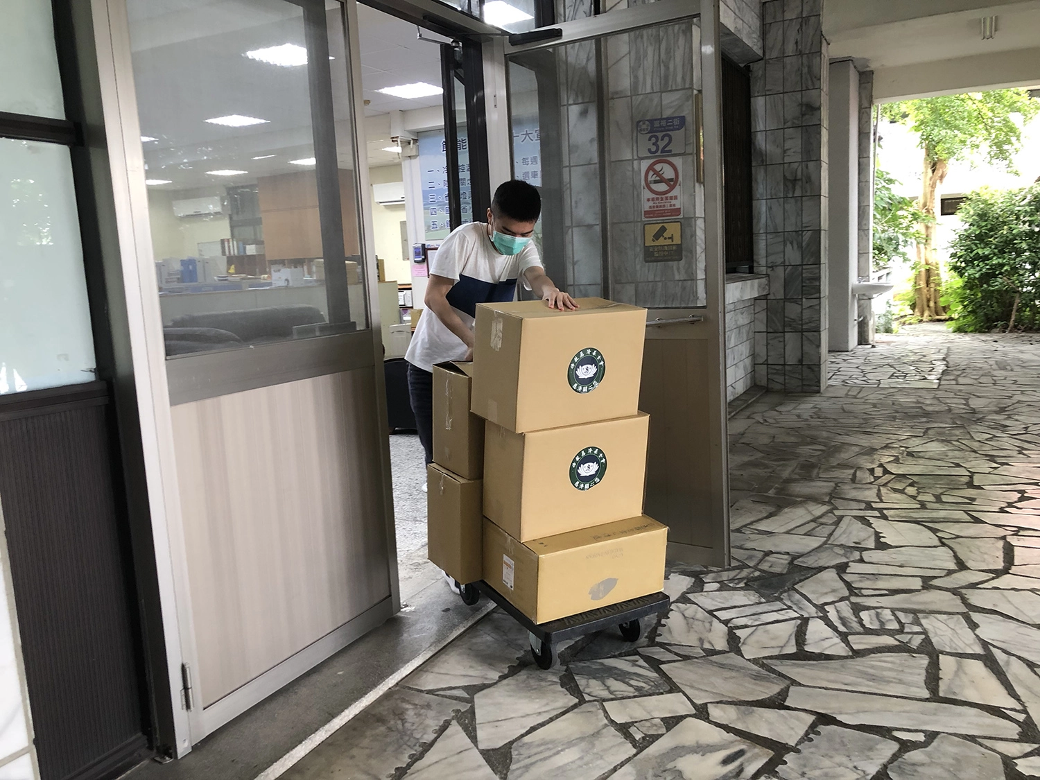 慈濟5月27日捐贈快篩試劑、安心祝福禮，由台鐵花蓮運務段段長吳金添、副段長林德香代表接受。(攝影：陳誼謙)