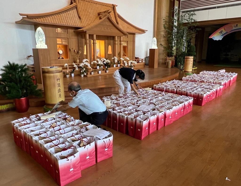 警消人員任務出勤頻繁、接觸人群率高，不少警消也在這一波疫情衝擊下染疫，慈濟志工打包一份份安心祝福禮，傳達身心靈的溫暖與祝福。