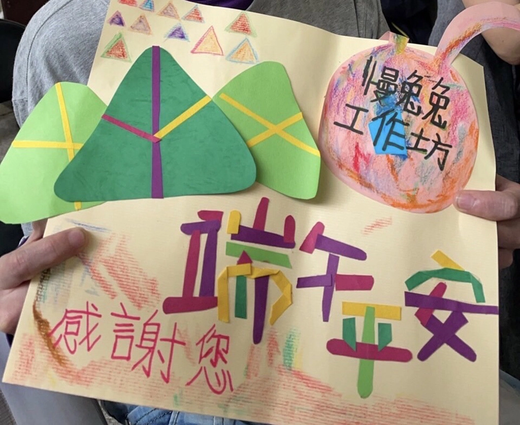 慢兔兔工作坊學員繪製感謝卡片。